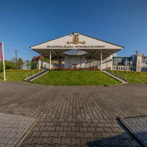 Plac Pielgrzymkowy oraz ołtarz polowy przy bazylice